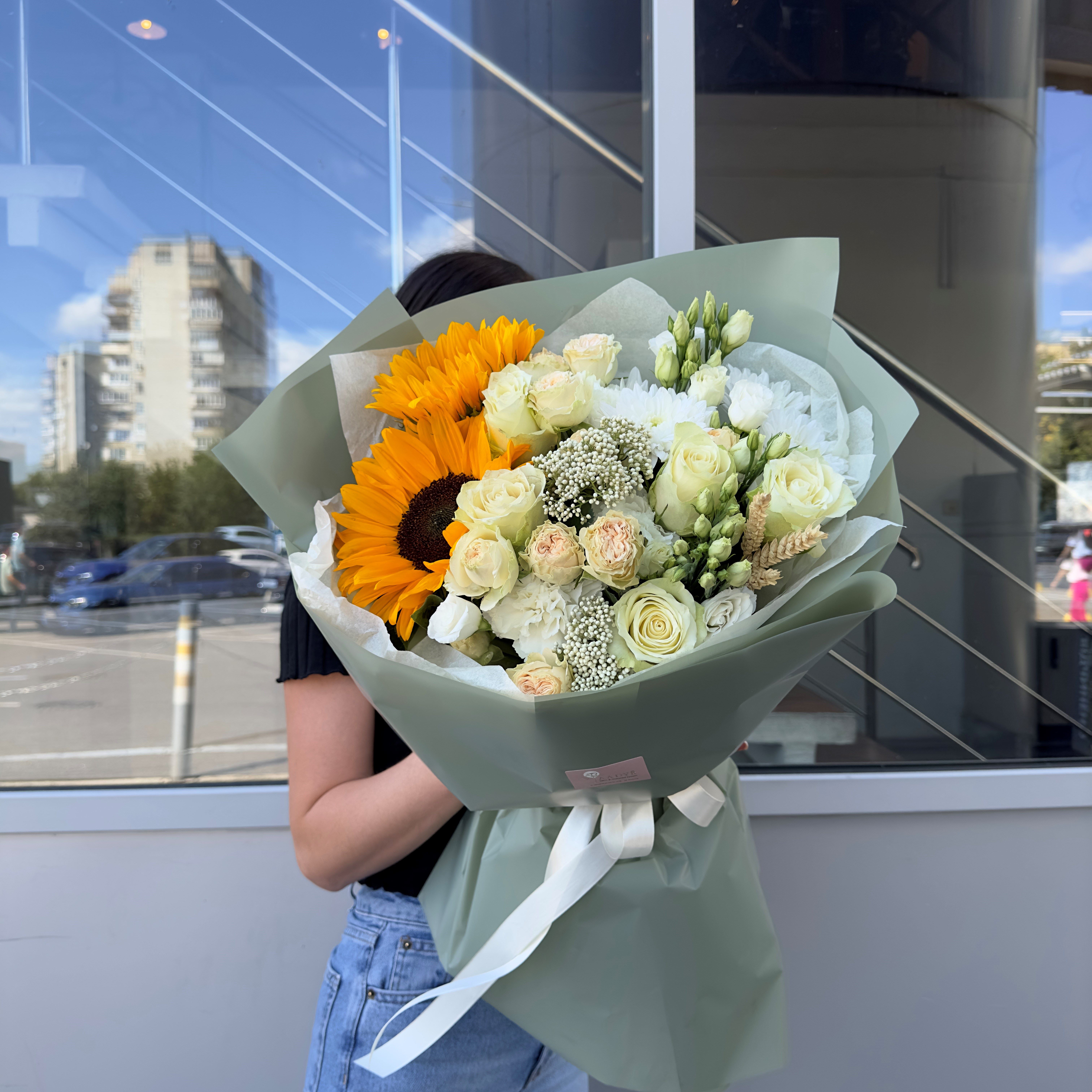 Цікавий міксований букет з соняшниками та трояндами